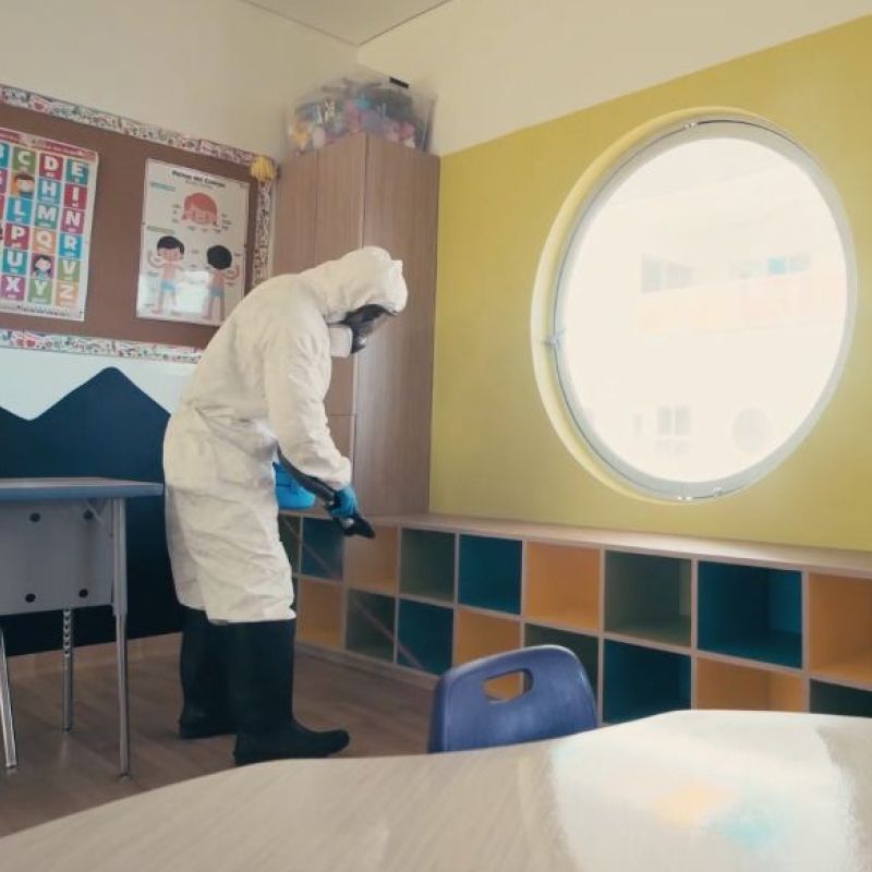 Aulas de Colegio Cumbres Oaxaca siendo sanitizadas