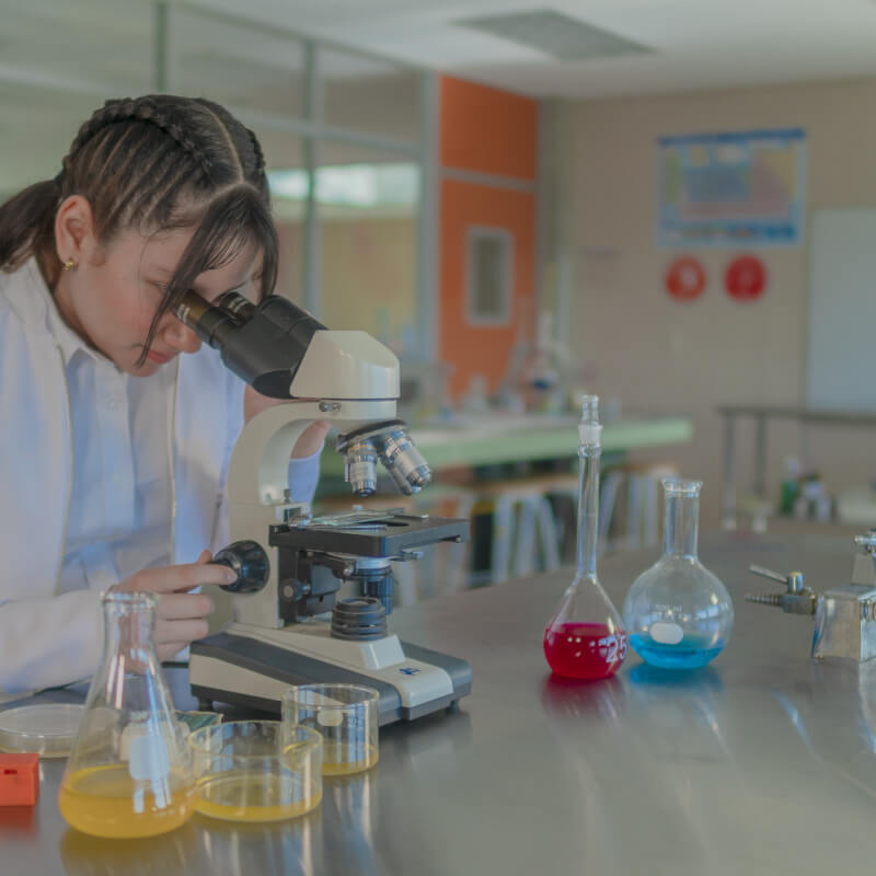 Alumna de secundaria de Colegio Cumbres Oaxaca aprendiendo